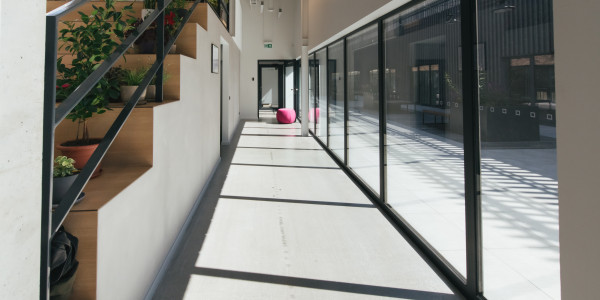 Fabricantes / Instaladores de Puertas y Ventanas de Aluminio / PVC en Girona · Raíl Empotrable Adaptado al Paso de Minusválidos