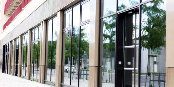 Puertas y Ventanas de Aluminio / PVC a medida Girona · Raíl Empotrable Adaptado al Paso de Minusválidos